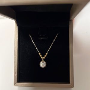 Japanese Akoya Pearl 8.5-9mm necklace in solid 18k yellow gold